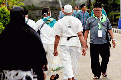 Jamaah haji kloter pertama embarkasi Jakarta tiba di Asrama Haji Pondok Gede, Jakarta Timur, Jumat (3/6/2022).