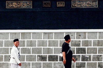 Jamaah haji kloter pertama embarkasi Jakarta tiba di Asrama Haji Pondok Gede, Jakarta Timur, Jumat (3/6/2022).