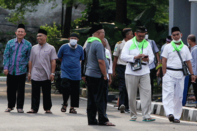 Jamaah haji kloter pertama embarkasi Jakarta tiba di Asrama Haji Pondok Gede, Jakarta Timur, Jumat (3/6/2022).