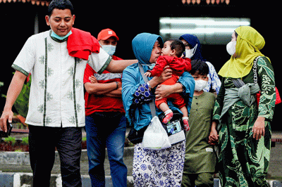 Jamaah haji kloter pertama embarkasi Jakarta tiba di Asrama Haji Pondok Gede, Jakarta Timur, Jumat (3/6/2022).