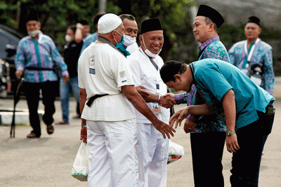 Jamaah haji kloter pertama embarkasi Jakarta tiba di Asrama Haji Pondok Gede, Jakarta Timur, Jumat (3/6/2022).