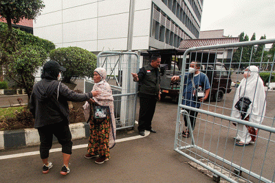 Jamaah haji kloter pertama embarkasi Jakarta tiba di Asrama Haji Pondok Gede, Jakarta Timur, Jumat (3/6/2022).