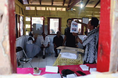 Panitia penyelenggara pemilihan ketua RW melakukan penghitungan suara usai pemungutan suara di Kantor RW Pulau Panggang, Kepulauan Seribu Utara.