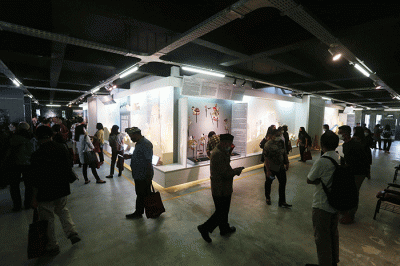 Pengunjung mengamati koleksi benda dan dokumentasi situs purbakal ketika mengunjungi Museum Pawitra, di Ubaya Penanggungan Center.