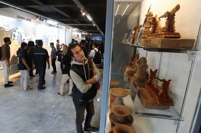 Pengunjung mengamati koleksi benda dan dokumentasi situs purbakal ketika mengunjungi Museum Pawitra, di Ubaya Penanggungan Center.