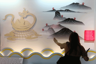 Pengunjung mengamati koleksi benda dan dokumentasi situs purbakal ketika mengunjungi Museum Pawitra, di Ubaya Penanggungan Center.