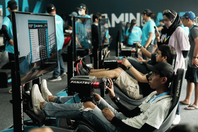 Sejumlah penonton Formula E saat beradu cepat menggunakan fasilitas simulator yang tersedia di Gaming Arena, Jakarta International E-prix Circuit (JIEC).