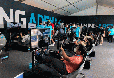Sejumlah penonton Formula E saat beradu cepat menggunakan fasilitas simulator yang tersedia di Gaming Arena, Jakarta International E-prix Circuit (JIEC).