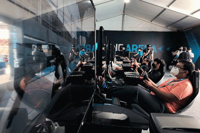 Sejumlah penonton Formula E saat beradu cepat menggunakan fasilitas simulator yang tersedia di Gaming Arena, Jakarta International E-prix Circuit (JIEC).