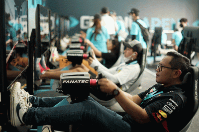 Sejumlah penonton Formula E saat beradu cepat menggunakan fasilitas simulator yang tersedia di Gaming Arena, Jakarta International E-prix Circuit (JIEC).