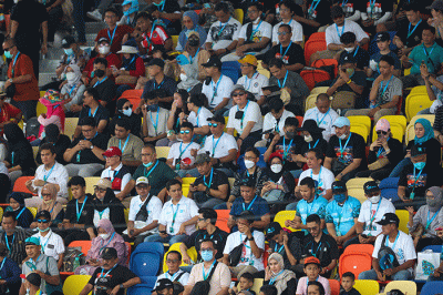 Penonton memadati tribun Formula E saat sesi balapan berlangsung di Jakarta International E-prix Circuit (JIEC), Ancol, Jakarta Utara, Sabtu (4/6/2022).