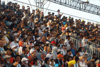 Penonton memadati tribun Formula E saat sesi balapan berlangsung di Jakarta International E-prix Circuit (JIEC), Ancol, Jakarta Utara, Sabtu (4/6/2022).