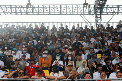 Penonton memadati tribun Formula E saat sesi balapan berlangsung di Jakarta International E-prix Circuit (JIEC), Ancol, Jakarta Utara, Sabtu (4/6/2022).