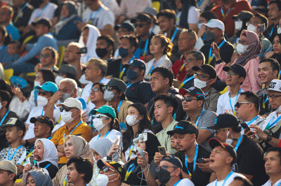 Penonton memadati tribun Formula E saat sesi balapan berlangsung di Jakarta International E-prix Circuit (JIEC), Ancol, Jakarta Utara, Sabtu (4/6/2022).