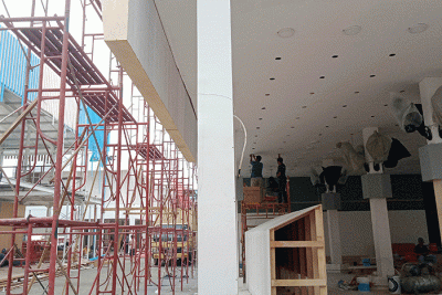 Sejumlah pekerja melakukan persiapan menjelang dibukanya Jakarta Fair Kemayoran 2022 di arena JIExpo Kemayoran, Senin (6/6/2022).