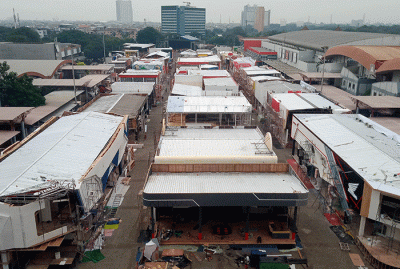 Sejumlah pekerja melakukan persiapan menjelang dibukanya Jakarta Fair Kemayoran 2022 di arena JIExpo Kemayoran, Senin (6/6/2022).
