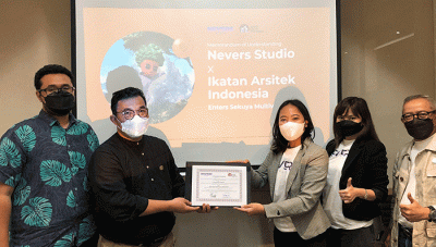 Ketua IAI Bekasi, Ar. Dedi Budiman (kiri) dan CEO Nevers Studio, Lilis Huri berfoto bersama usai penandatanganan nota kesepakatan.