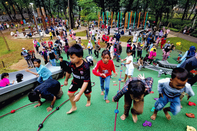 Pengunjung memadati Taman Tebet Eco Park, Jakarta Selatan, Minggu (5/6/2022).