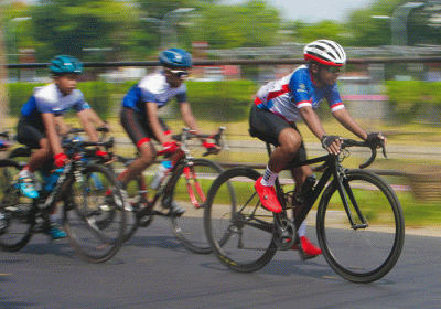 Para pembalap sepeda beradu kecepatan dalam event Tugu Muda Race 2022 di kawasan Banjir Kanal Barat, Kota Semarang, Jawa Tengah, Minggu (5/6/2022).