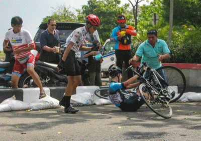 Para pembalap sepeda beradu kecepatan dalam event Tugu Muda Race 2022 di kawasan Banjir Kanal Barat, Kota Semarang, Jawa Tengah, Minggu (5/6/2022).