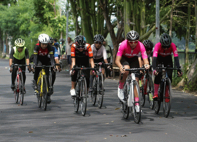 Para pembalap sepeda beradu kecepatan dalam event Tugu Muda Race 2022 di kawasan Banjir Kanal Barat, Kota Semarang, Jawa Tengah, Minggu (5/6/2022).