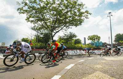 Para pembalap sepeda beradu kecepatan dalam event Tugu Muda Race 2022 di kawasan Banjir Kanal Barat, Kota Semarang, Jawa Tengah, Minggu (5/6/2022).