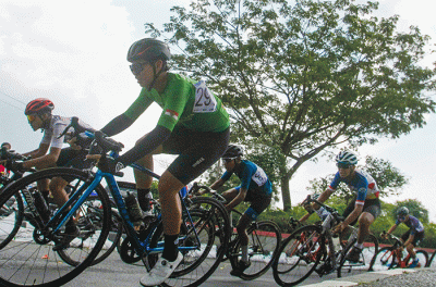 Para pembalap sepeda beradu kecepatan dalam event Tugu Muda Race 2022 di kawasan Banjir Kanal Barat, Kota Semarang, Jawa Tengah, Minggu (5/6/2022).