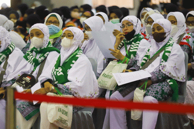 Ratusan calon Jamaah Haji tiba untuk menjalani karantina di Asrama Haji Pondok Gede, Jakarta Timur, Senin (6/6/2022).
