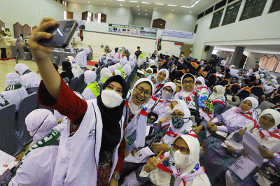 Ratusan calon Jamaah Haji tiba untuk menjalani karantina di Asrama Haji Pondok Gede, Jakarta Timur, Senin (6/6/2022).