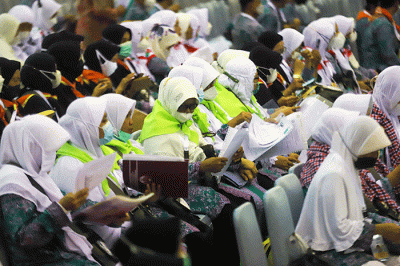 Ratusan calon Jamaah Haji tiba untuk menjalani karantina di Asrama Haji Pondok Gede, Jakarta Timur, Senin (6/6/2022).