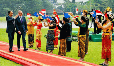 Presiden Joko Widodo (kanan) bersalaman dengan Perdana Menteri Australia Anthony Albanese seusai menyampaikan pernyataan pers di Istana Kepresidenan Bogor.