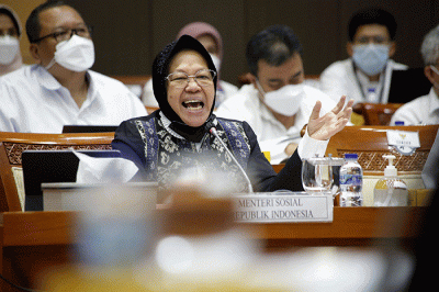 Menteri Sosial Tri Rismaharini mengikuti rapat kerja dengan Komisi VIII DPR di Kompleks Parlemen, Senayan, Jakarta, Senin (6/6/2022).