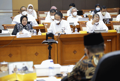 Menteri Sosial Tri Rismaharini mengikuti rapat kerja dengan Komisi VIII DPR di Kompleks Parlemen, Senayan, Jakarta, Senin (6/6/2022).