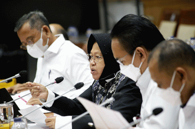 Menteri Sosial Tri Rismaharini mengikuti rapat kerja dengan Komisi VIII DPR di Kompleks Parlemen, Senayan, Jakarta, Senin (6/6/2022).