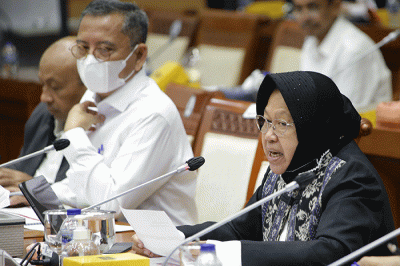 Menteri Sosial Tri Rismaharini mengikuti rapat kerja dengan Komisi VIII DPR di Kompleks Parlemen, Senayan, Jakarta, Senin (6/6/2022).