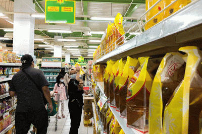 Pembeli saat memilih minyak goreng kemasan di salah satu Supermarket kawasan Jakarta, Senin (6/6/2022).