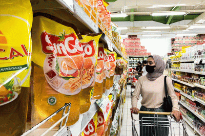 Pembeli saat memilih minyak goreng kemasan di salah satu Supermarket kawasan Jakarta, Senin (6/6/2022).