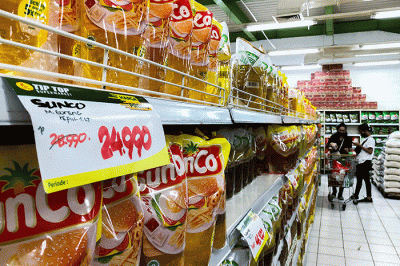 Pembeli saat memilih minyak goreng kemasan di salah satu Supermarket kawasan Jakarta, Senin (6/6/2022).