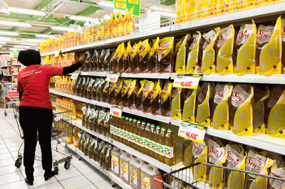 Pembeli saat memilih minyak goreng kemasan di salah satu Supermarket kawasan Jakarta, Senin (6/6/2022).
