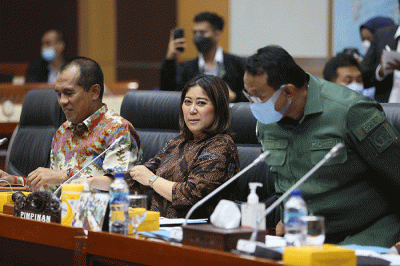 Wamenhan Muhammad Herindra (tengah), Panglima TNI Jenderal TNI Andika Perkasa (kanan) saat menghadiri rapat kerja dengan Komisi I DPR di Kompleks Parlemen.
