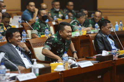 Wamenhan Muhammad Herindra (tengah), Panglima TNI Jenderal TNI Andika Perkasa (kanan) saat menghadiri rapat kerja dengan Komisi I DPR di Kompleks Parlemen.