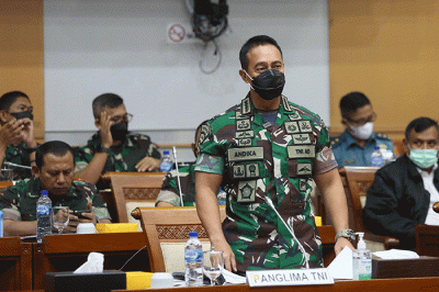 Wamenhan Muhammad Herindra (tengah), Panglima TNI Jenderal TNI Andika Perkasa (kanan) saat menghadiri rapat kerja dengan Komisi I DPR di Kompleks Parlemen.