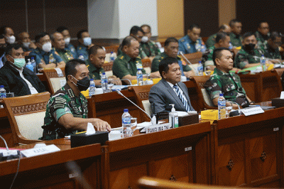 Wamenhan Muhammad Herindra (tengah), Panglima TNI Jenderal TNI Andika Perkasa (kanan) saat menghadiri rapat kerja dengan Komisi I DPR di Kompleks Parlemen.