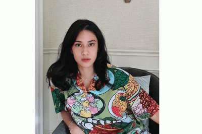 Model mengenakan busana unik koleksi Telusur Kultur yang baru saja diluncurkan.