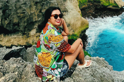 Model mengenakan busana unik koleksi Telusur Kultur yang baru saja diluncurkan.