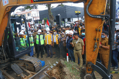 Gubernur Sumsel Herman Deru secara simbolis dengan mengunakan alat berat mengeruk tanah menandai grounbreaking pembangunan Fly Over Sekip Ujung.