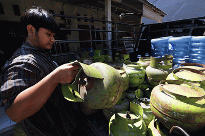 Pekerja menata LPG 3 Kg di kawasan Pedurenan, Kota Bekasi, Jawa Barat, Selasa (7/6/2022).