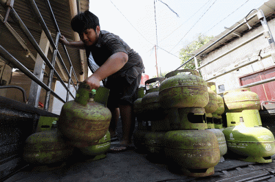 Pekerja menata LPG 3 Kg di kawasan Pedurenan, Kota Bekasi, Jawa Barat, Selasa (7/6/2022).