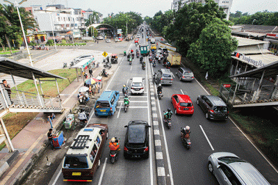Aktivitas warga saat pulang kerja di Jembatan Penyeberangan Orang (JPO) Tanjung Barat, Jakarta Selatan, Selasa (7/6/2022).