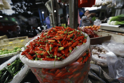Pedagang menunjukkan cabai rawit merah di Pasar Kecapi, Kota Bekasi, Jawa Barat, Selasa (7/6/2022).